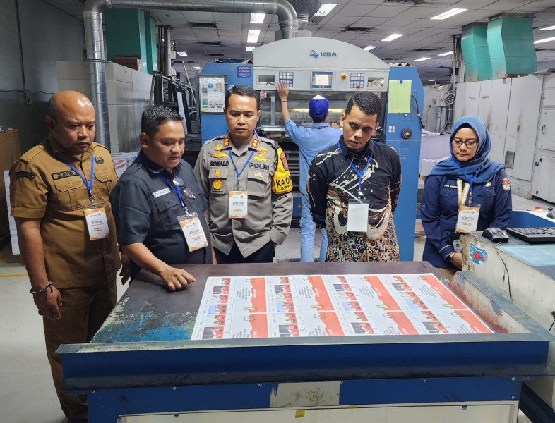 KPU Kampar Bersama Kapolres Tinjau Langsung Proses Pencetakan Surat Suara Pemilihan Bupati Kampar 2024