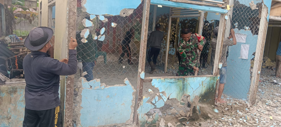 Wujudkan Kebersamaan, Babinsa Koramil 09/Kemuning Bersama Masyarakat Bantu Robohkan Bangunan Kantor Desa Lama