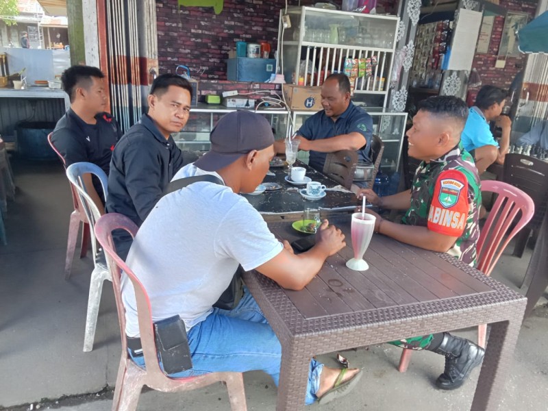 Merajut Kerukunan di Kampung Pancasila: Babinsa Koramil 03/Tpl dan Warga Sungai Salak Eratkan Silaturahmi