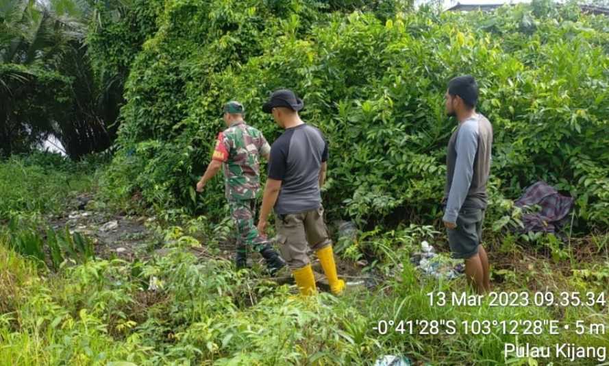 Babinsa Koramil 07/Reteh Patroli Rawan Daerah Karhutla