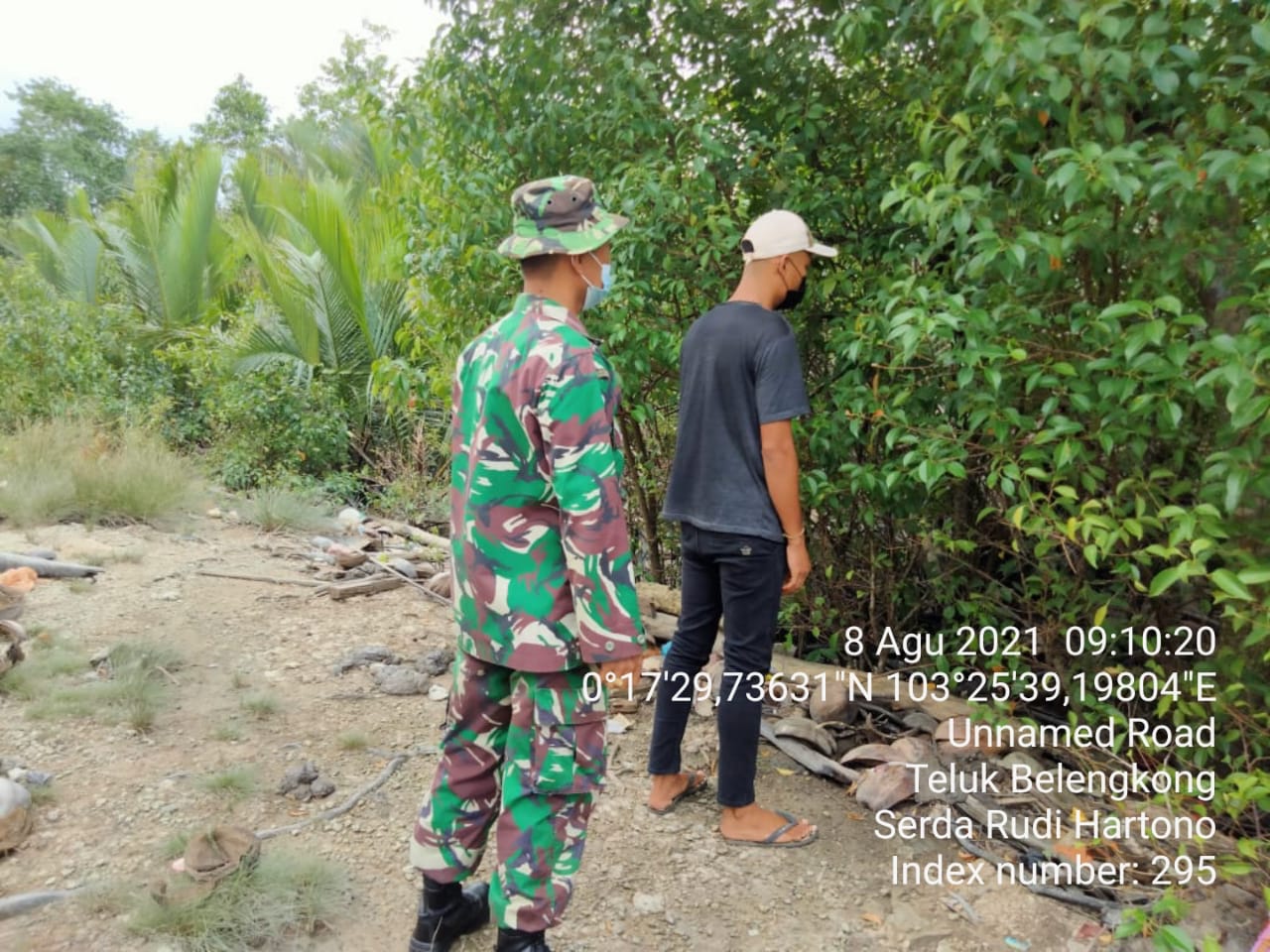 Babinsa Antisipasi Kebakaran dengan Patroli Secara Persuasif di Teluk Belengkong