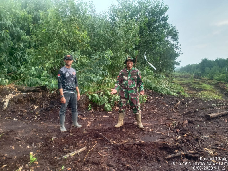 Dengan Semangat Yang Kuat, Babinsa Koramil 10/Pelangiran Tetap Lakukan Patroli Rutin Karlahut