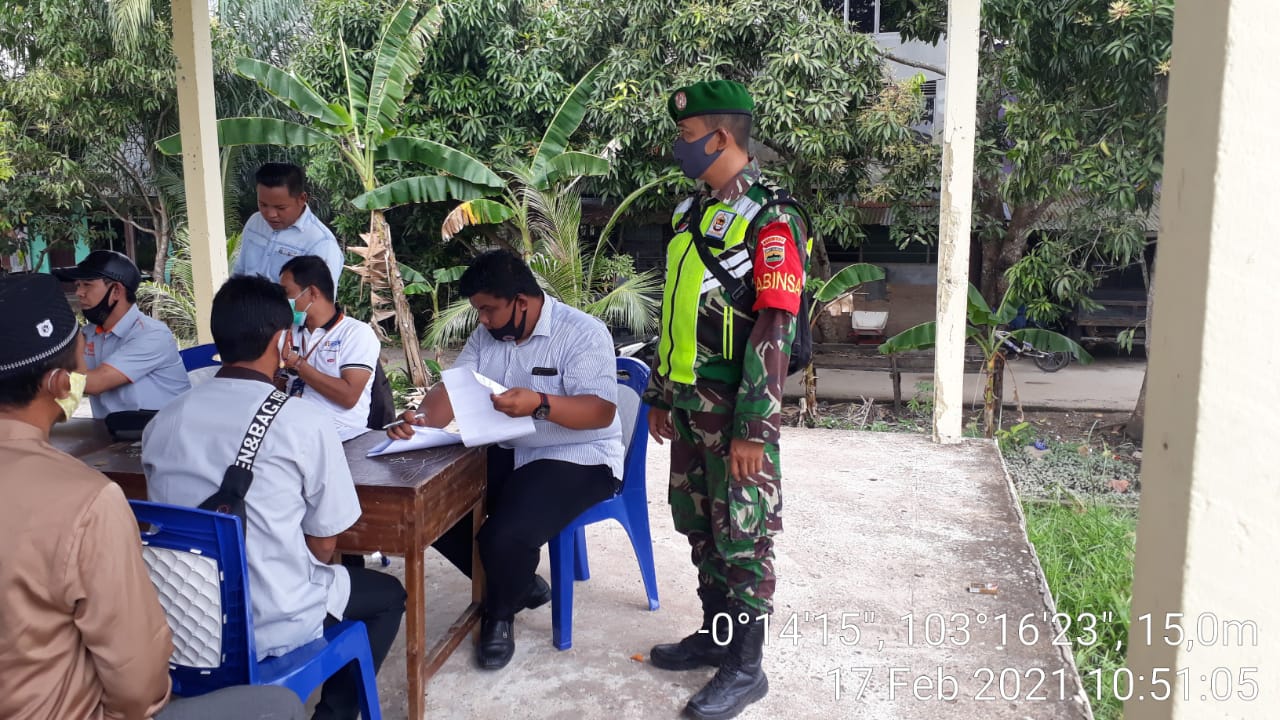 Pjs Danramil 12/Batang Tuaka Pimpin Pendampingan Penyaluran BST