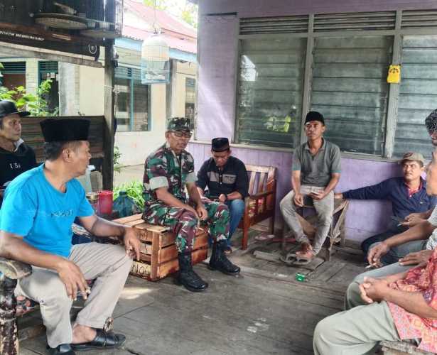 Turut Berbela Sungkawa, Danramil 03/Tpl Beserta Anggota Melayat Kerumah Warga Binaan