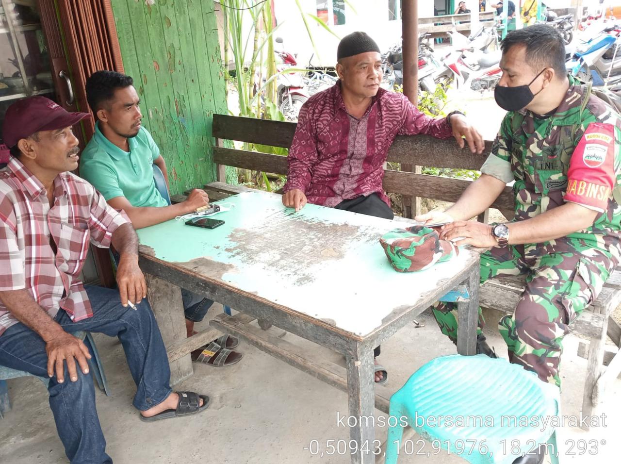 Pupuk Silaturahmi, Babinsa 03/Tempuling Komsos Bersama Tokoh Masyarakat Desa Bayas Jaya