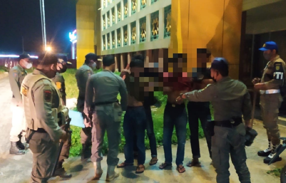 Nongkrong Sambil Minum Tuak di Gedung Perpustakaan, 7 Pemuda Diciduk Satpol PP Inhil