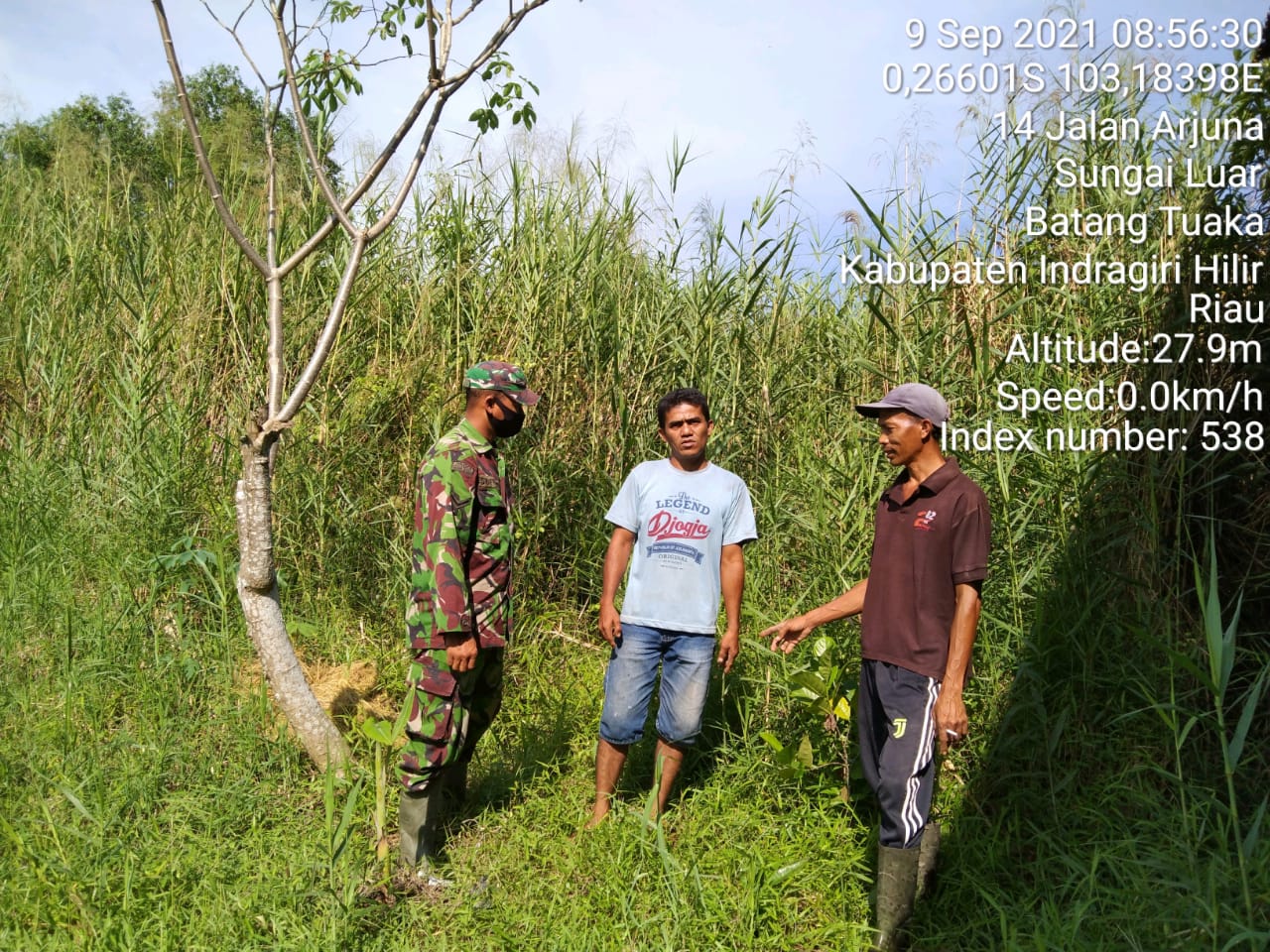 Babinsa Koramil 12/Batang Tuaka Serda Safrijon Sosialisasi Karhutla kepada Masyarakat