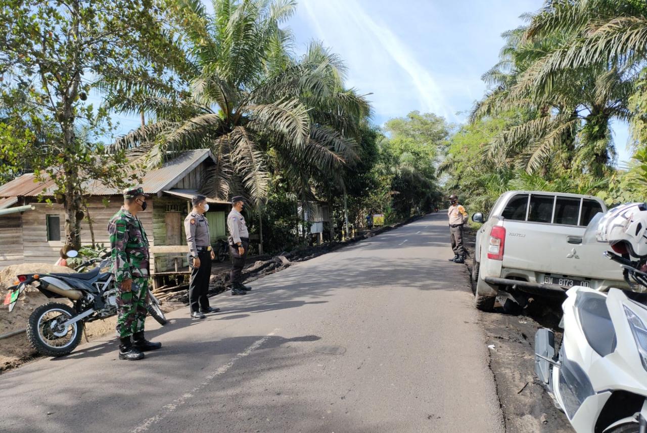BABINSA 03/TPL BERSAMA BHABINKAMTIBMAS ATUR ARUS LALU LINTAS 