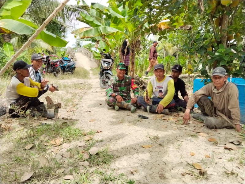 Pengawasan SDM: Babinsa Koramil 07/Reteh Berinteraksi dengan Masyarakat Pengawasan SDM: Babinsa Koramil 07/Reteh Berinteraksi dengan Masyarakat