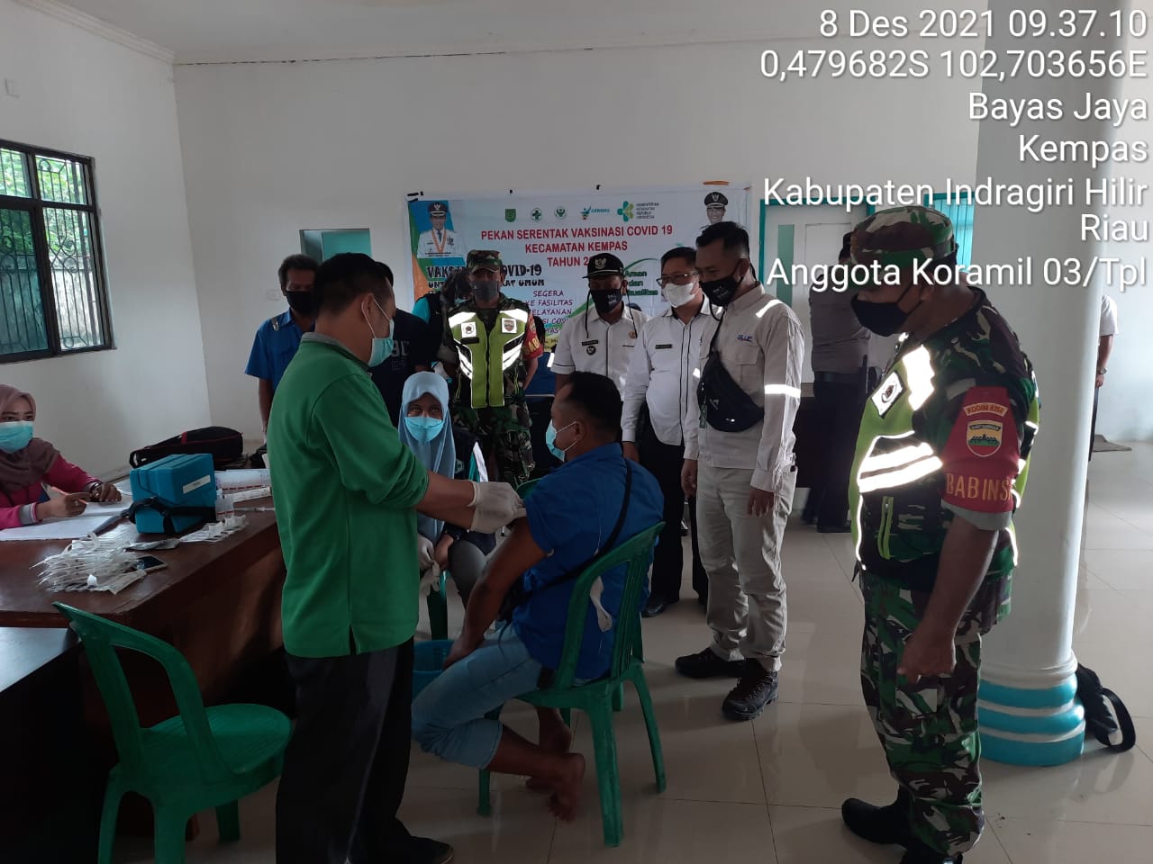 Babinsa 03/Tempuling Dampingi Pelaksanaan Serbuan Vaksinasi Covid 19 Di Desa Bayas Jaya