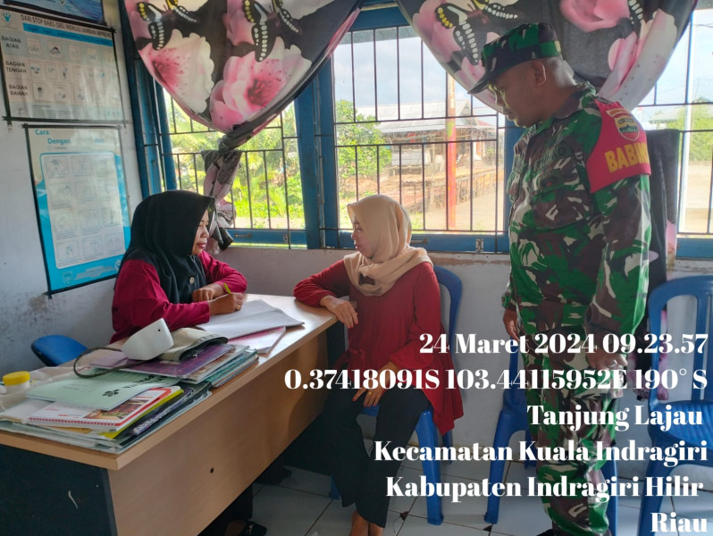 Babinsa Koramil 04/Kuindra Bantu Masyarakat Yang Sedang Berobat Untuk Mengecek Kesehatan