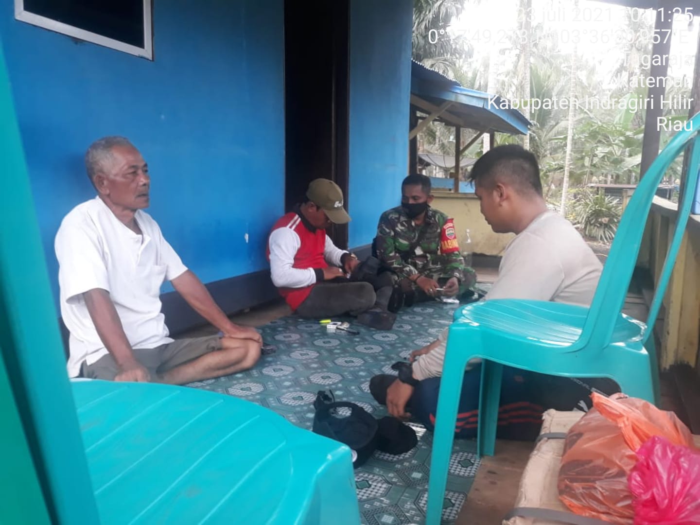 Bersama Bhabinkamtibmas, Babinsa Koramil 06/Kateman Jenguk Warganya yang Sedang Sakit