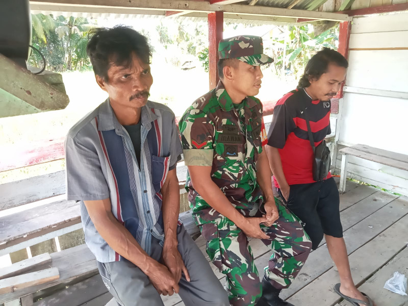 Babinsa Koramil 07/Reteh Giat Komsos Guna Wujudkan Silaturahmi Bersama Masyarakat Setempat