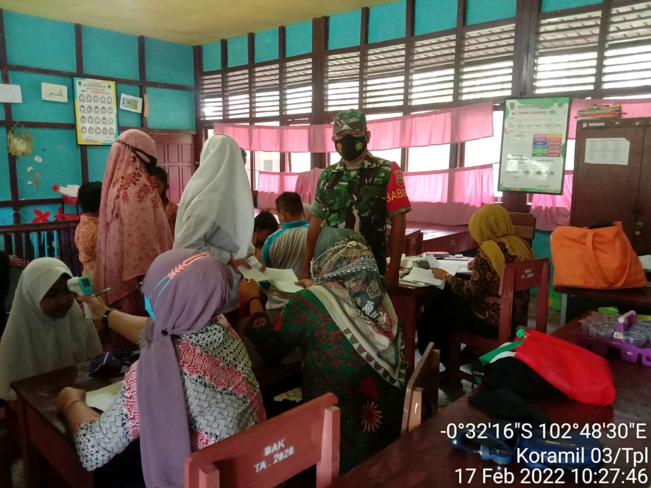 Dampingi Siswa/i SD Lakukan Vaksin Babinsa 03/Tempuling Sampaikan Tidak Perlu Takut Di Vaksin