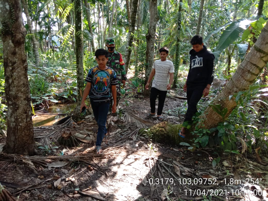 Babinsa Koramil 12/Batang Tuaka Laksanakan Patroli Kebakaran Lahan Bersama Warga 