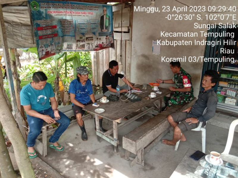 Merayakan Lebaran Idul Fitri Bersama Warga Masyarakat Desa Binaannya, Babinsa Juga Laksanakan Komsos