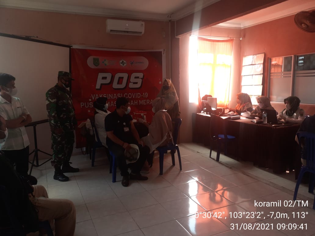 Sertu P Siregar Kembali Dampingi Vaksinasi di Puskesmas Tanah Merah 