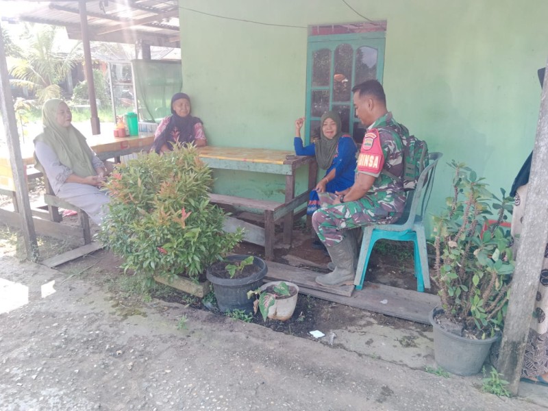 Komsos Babinsa Koramil 09/Kemuning: Membina Hubungan yang Baik dengan Warga Desa Talang Jangkang