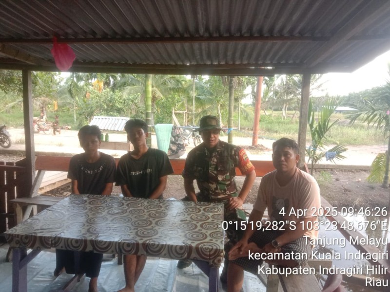 Babinsa Koramil 04/Kuindra Ajak Masyarakat Jaga Kebersihan dan Keamanan Lingkungan