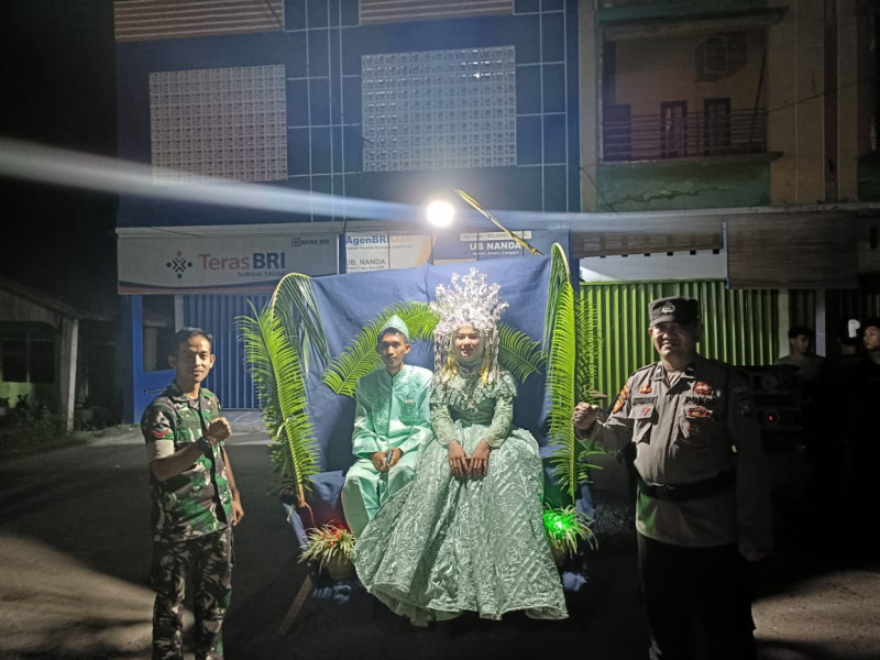 Babinsa 03/Tpl Monitoring Giat Pangantin Sahur, Tradisi Masyarakat Inhil Bangunkan Warga di Bulan Ramadhan