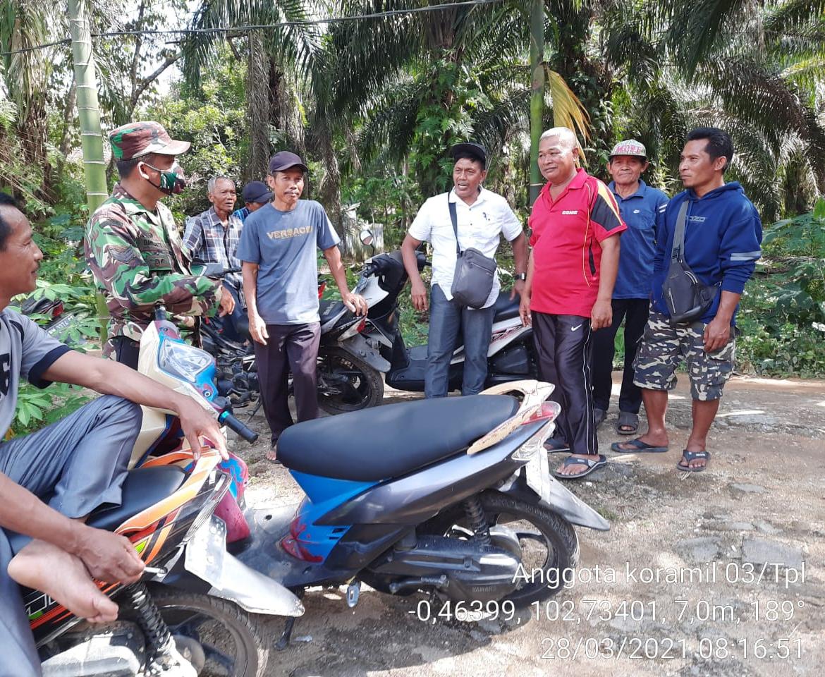 Jaga Keamanan Wilayah, Babinsa Koramil 03/Tempuling Komsos Bersama Kades dan Masyarakat