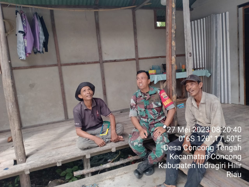 Dengan Komsos, Babinsa Koramil 04/Kuindra Dapat Jalin Kekompakan dan Mengingatkan Antar Sesama di Binaan