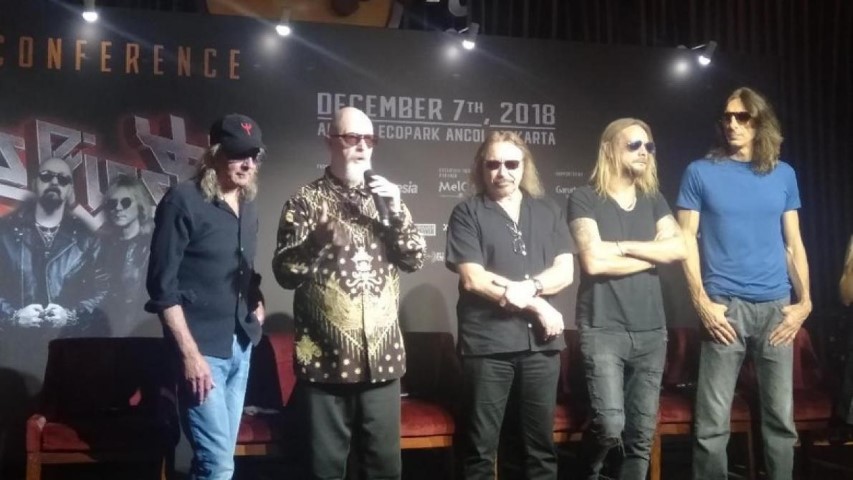 Keren! Hargai Ciri Khas Indonesia, Vokalis Judas Priest Pakai Batik