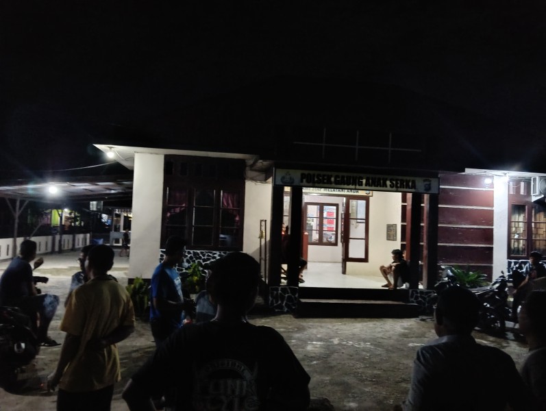 Teluk Pinang Mencekam, Warga Ramai-ramai Antarkan Pencuri Pinang Muda ke Kantor Polsek Gas
