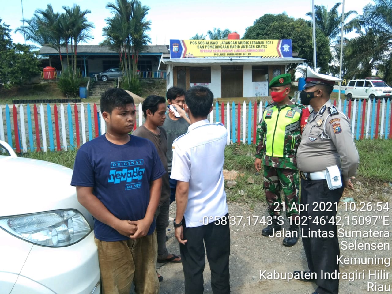 Bersinergi, Larang Mudik Tim Satgas bersama Koramil 09/Kemuning Siaga di Perbatasan Riau-Jambi