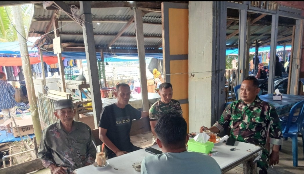 Babinsa 05/Gas Lakukan Komunikasi Sosial untuk Meningkatkan Keamanan dan Ketertiban