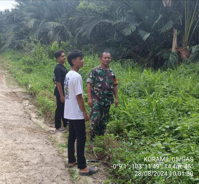 Cegah Kebakaran Hutan Babinsa Koramil 05/Gas Serma Eddy Hartono Laksanakan Patroli Dengan Warga