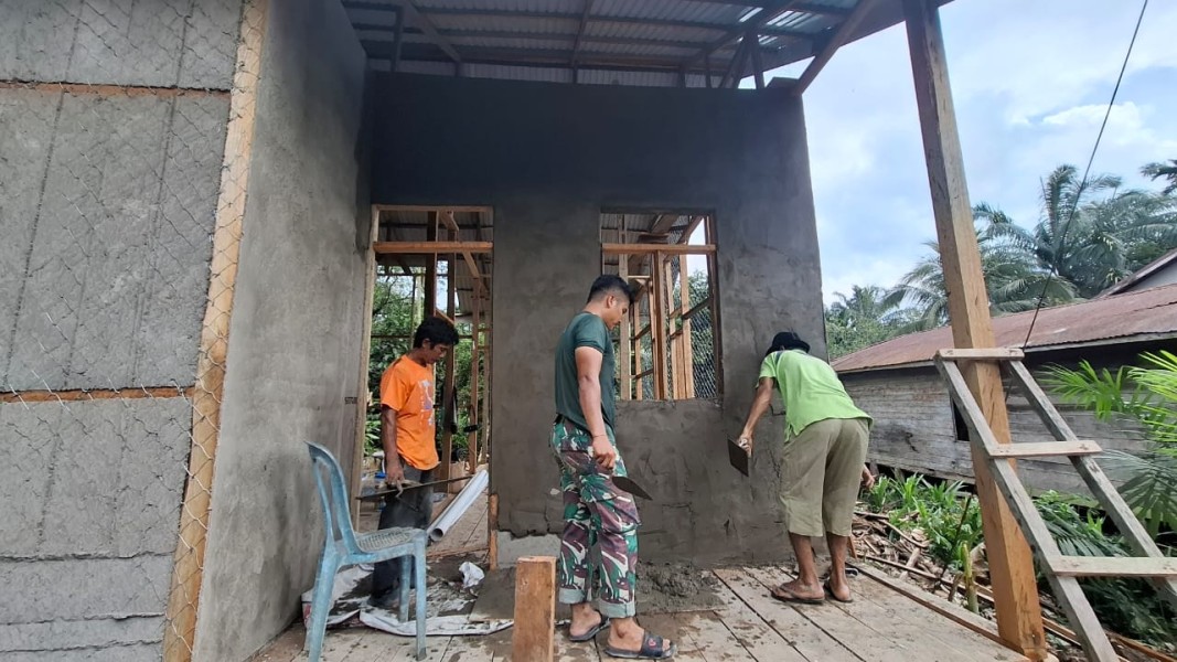 Penuh Semangat, Satgas TMMD ke-123 Kodim 0314/Inhil Kebut Pekerjaan Plester Dinding