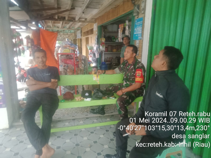 Babinsa Serda Johansah Jalin Komsos Guna Jaga Kedekatan dan Kebersamaan Bersama Warga