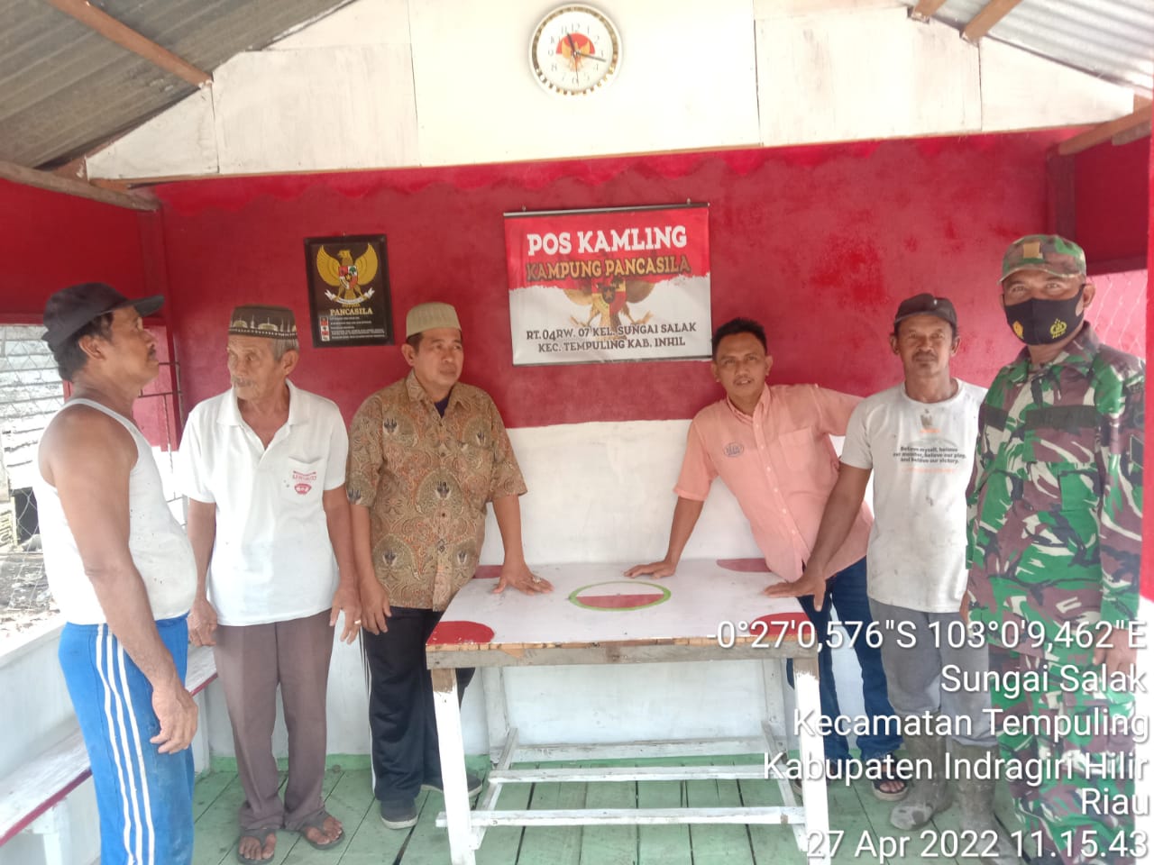 Babinsa 03/Tempuling Tekankan Pentingnya Fungsi Pos Kamling Bagi Masyarakat Sekitar