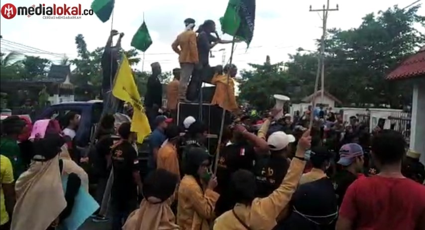[Video] Demonstrasi Bebaskan Kamarek Sekarang Juga di Tembilahan Masih Berlangsung Hingga Petang
