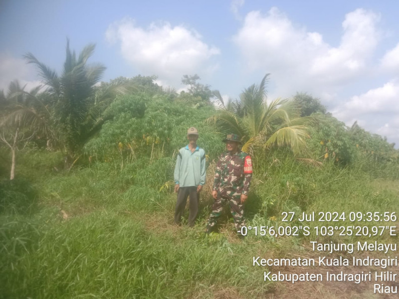 Demi Kenyamanan Bersama, Babinsa Koramil 04/Kuindra Cegah Kebakaran di Lingkungan Setempat