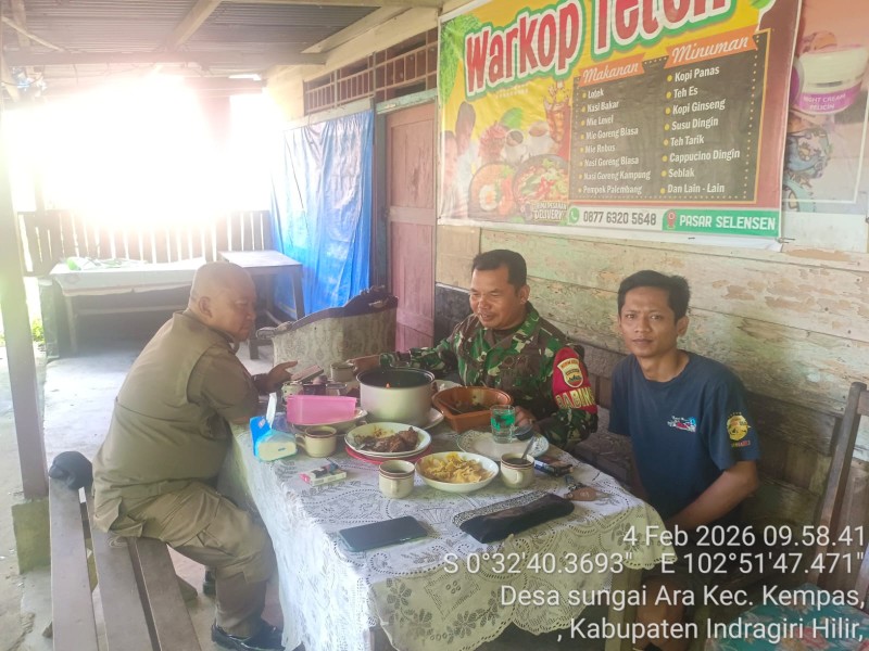 Babinsa Koramil 03/Tpl Bersama Warga Komsos Sambil Menikmati Makan Siang