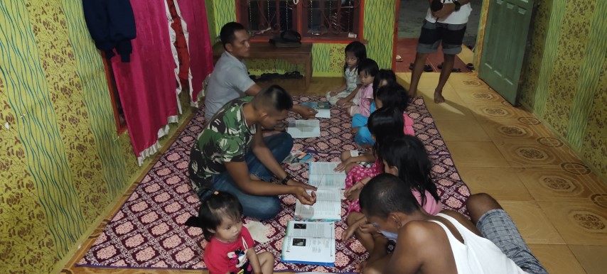 Satgas TMMD Ke 110 Kodim 0313/KPR, Dampingi Anak - anak Belajar di Rumah