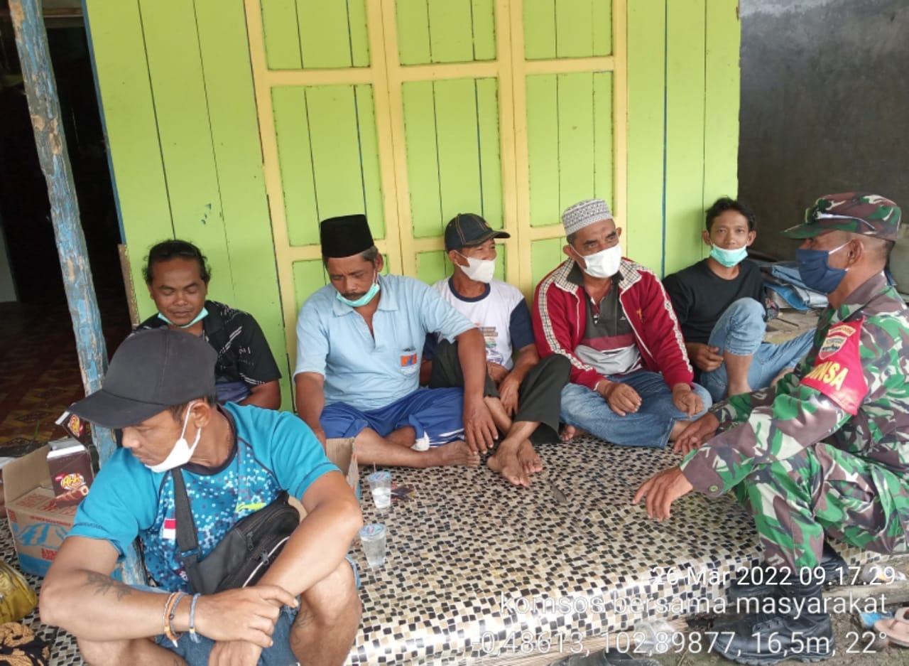 Wujudkan Wilayah Yang Sinergi, Babinsa Koramil 03/Tempuling Komsos Bersama Tokoh Masyarakat