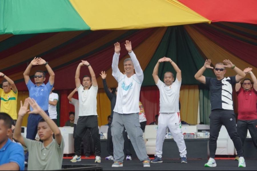Ribuan Warga Padati Halaman Kantor Gubri Ikuti Senam Massal