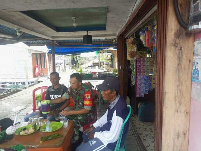 Babinsa Koramil 04/Kuindra Turun Ke Wilayah Adakan Komsos