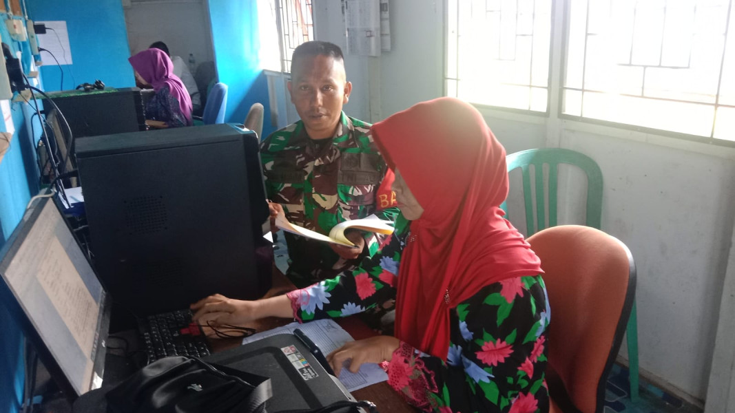 Babinsa Koramil 05/Gas Kopda Umar Nasution Komsos Bersama Pegawai Puskesmas