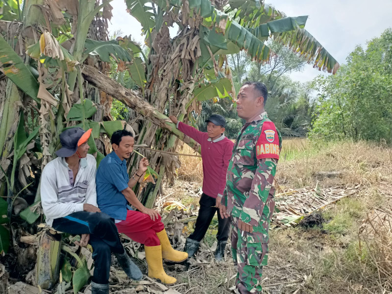 Babinsa Serda Margono Sampaikan Hal Ini Saat Komsos dengan Masyarakat Reteh