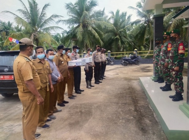 Kompak, Camat Batang Tuaka dan Kapolsek Berikan Ucapan HUT TNI ke-76 Ke Koramil 12/Batang Tuaka