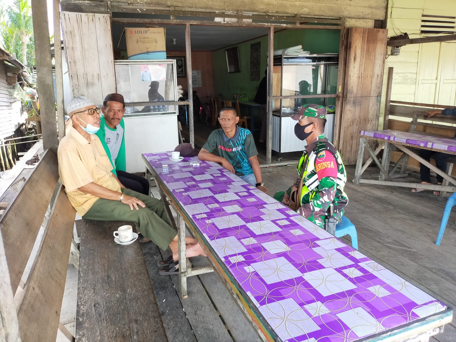Komsos di Desa Concong Dalam, Serda Asrion Imbau Warga Untuk Tetap Patuhi Protkes