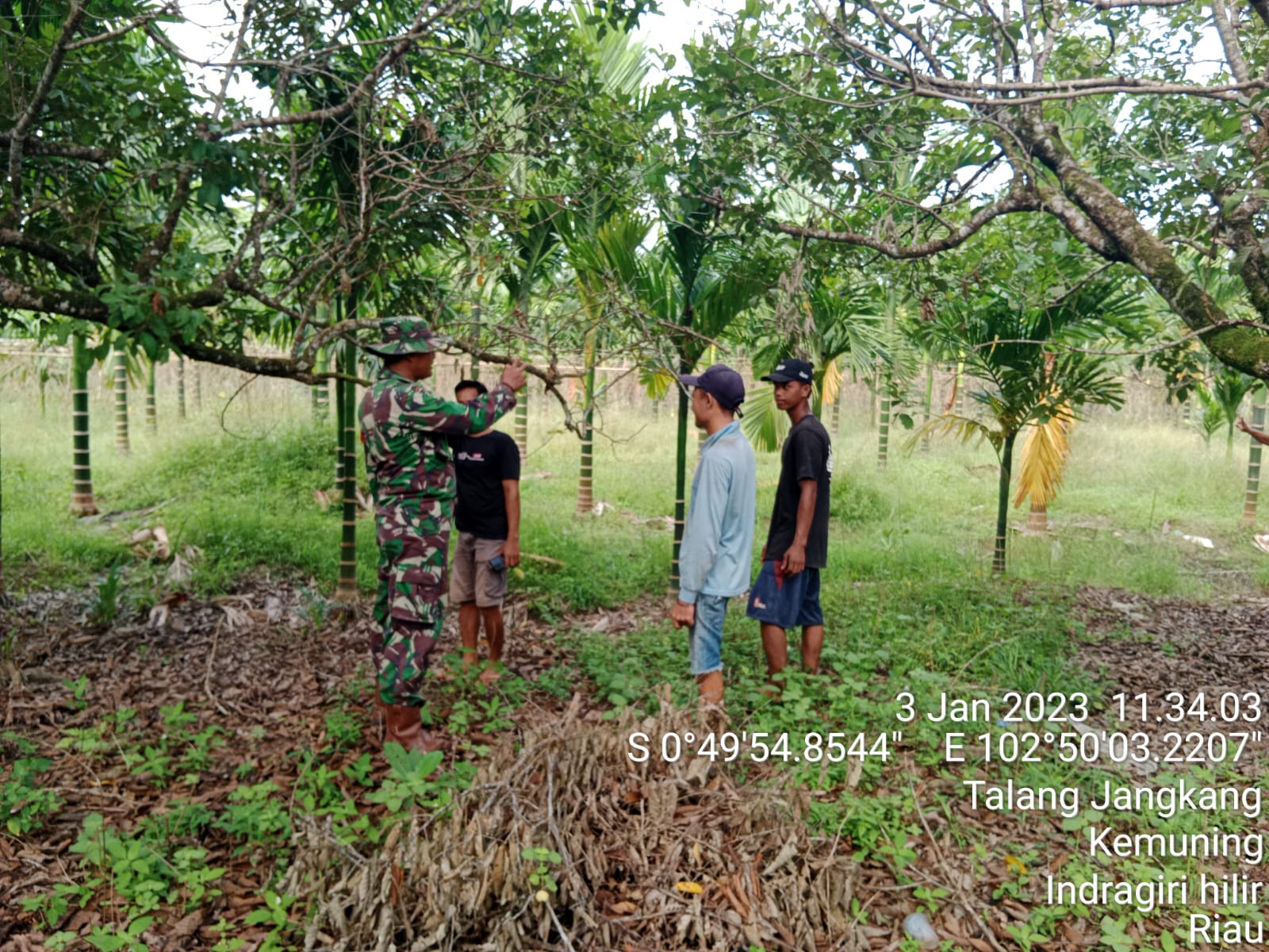 Babinsa Koramil 09/Kemuning Serda Ramadhan Turun Ke Wilayah Laksanakan Patroli Rutin