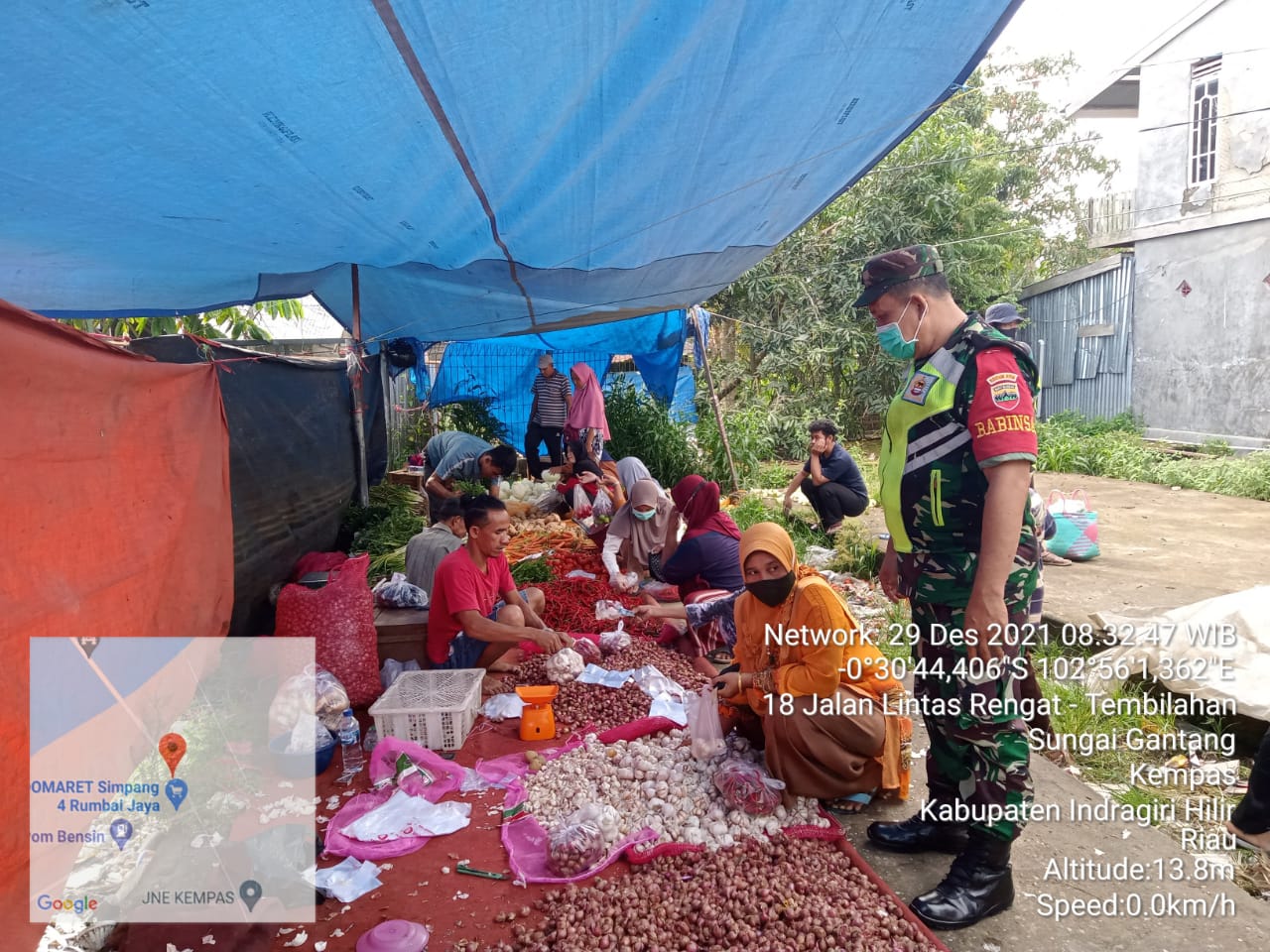 Rutin Pantau Pasar Tradisional, Babinsa 03/Tempuling Tak Bosan-Bosan Himbau Masyarakat Patuhi Prokes