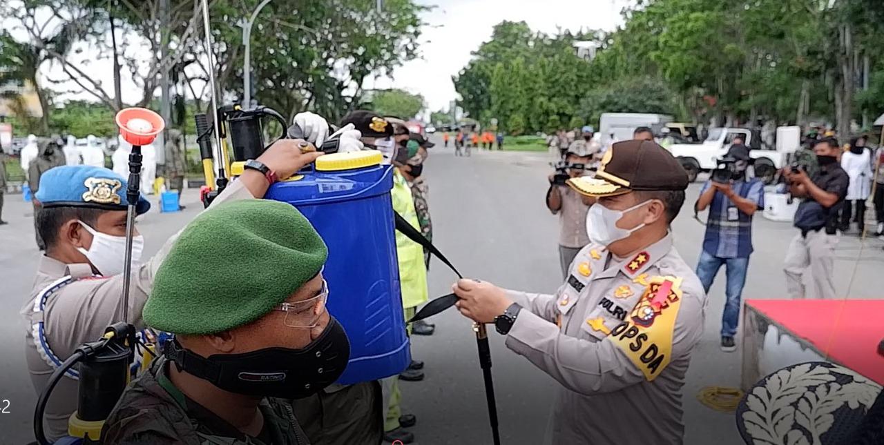 Cegah Penularan Corona, Polda Riau Inisiasi Penyemprotan Disinfektan Serentak di Daerah PSBB
