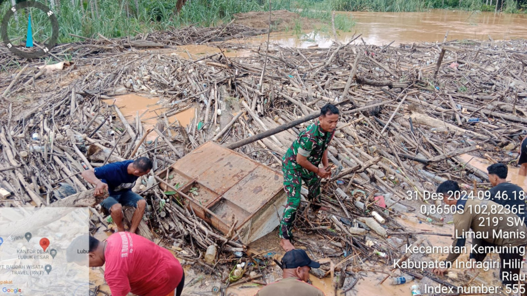 Sertu Ramadhan: Gotong Royong Bersihkan Sungai Reteh