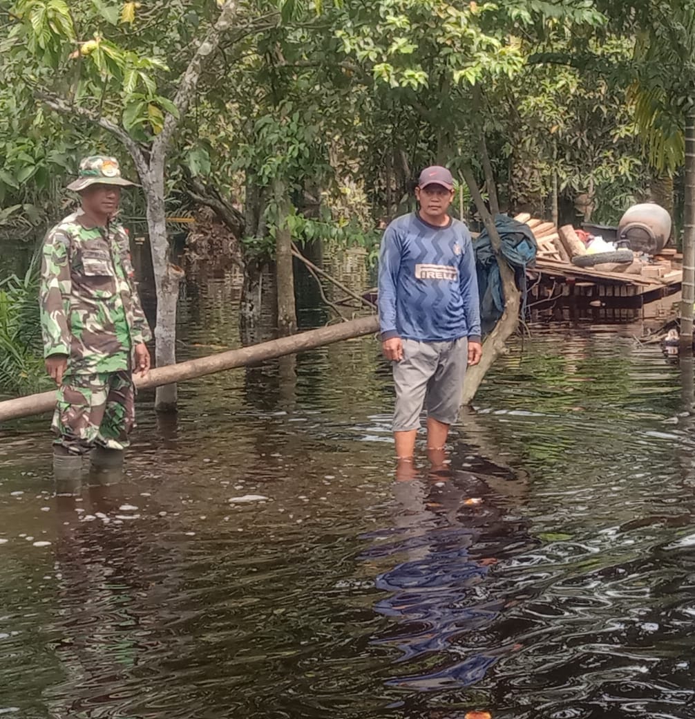 Babinsa 03/Tempuling Serka Nuryadi Kembali Monitoring Wilayah Binaan yang Terdampak Banjir